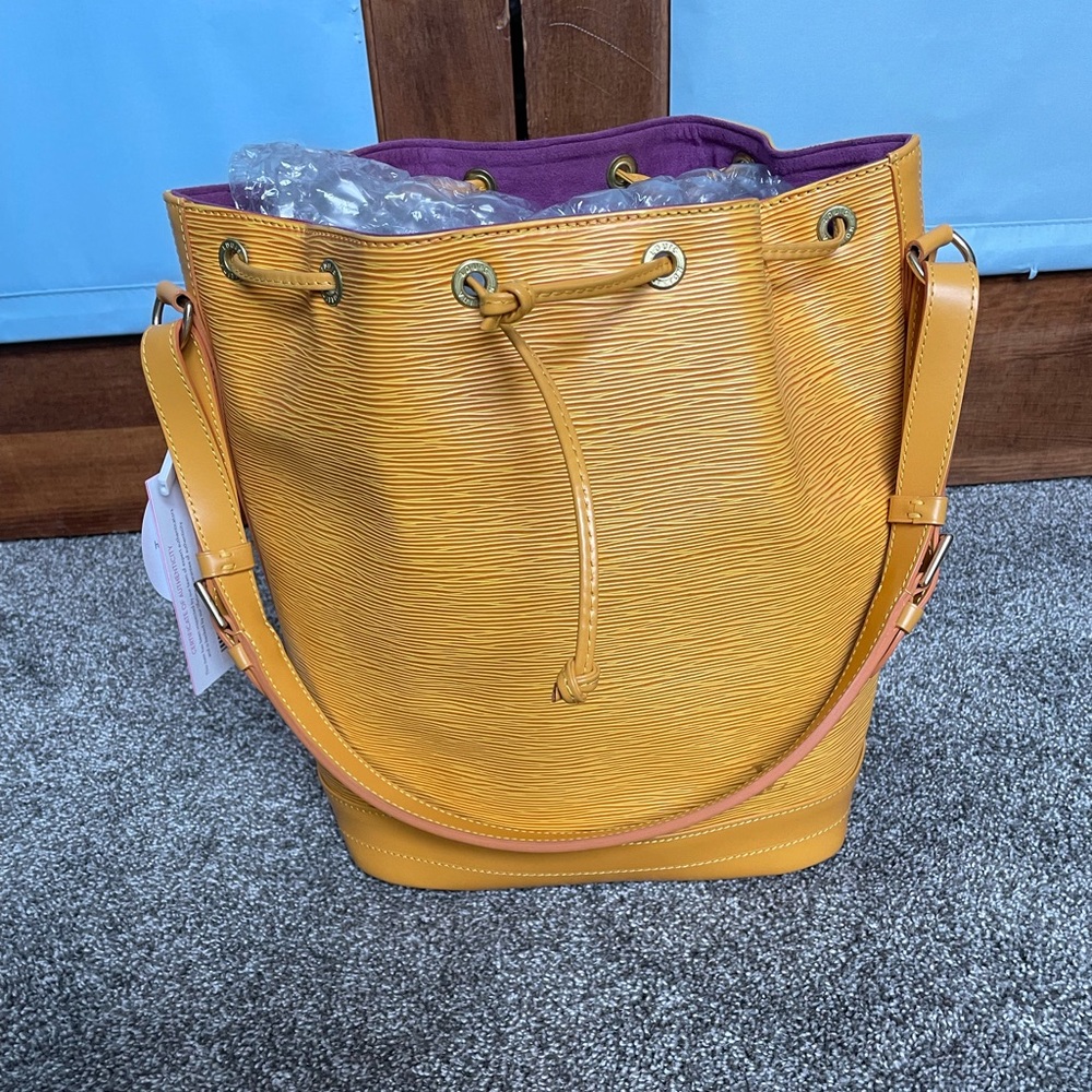 Louis Vuitton Epi Noe bag in Tassil Yellow
